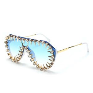 Gafas de sol para fiestas con lentes de cristal, se fotografian excepcionalmente bien, el brillo elegante del metal añade un toque futurista pero con estilo. - Product Image 3