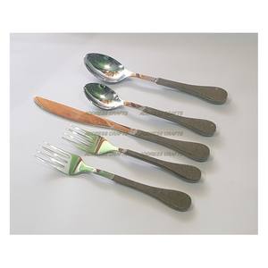 Nouveau design 18/8 ensemble de couverts en acier inoxydable résine et manche en bois ensemble de couverts de fête d'anniversaire de mariage de haute qualité et personnalisés - Product Image 5