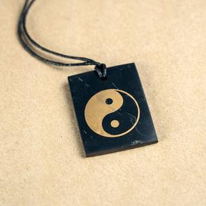 Colgante rectangular de shungita pulido con serigrafía Ying Yang 1.2*1.6 pulgadas (30*40 mm) - Product Image 2