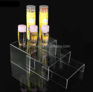 Elevador de acrílico moderno de tres niveles para exhibir sus productos de belleza con diseño elegante - Product Image 1