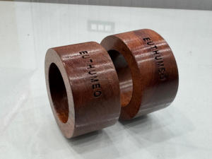 Anneaux de serviette en bois de manguier écologique vintage personnalisés à la main pour les mariages et les événements faits à la main en Inde - Product Image 3