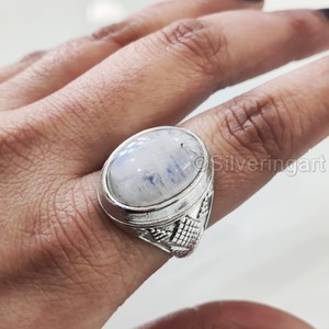 แหวนผู้ชายมาใหม่ แหวนเงินแท้ 925 ประดับพลอยมูนสโตนสีรุ้งธรรมชาติ พลอยประจำเดือนมิถุนายน เครื่องประดับสไตล์ออตโตมันสำหรับคริสต์มาส - Product Image 1