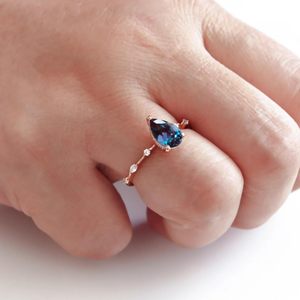 Anillo de compromiso de Alejandrita de pera de Plata de Ley 925, anillo de bodas de Alejandrita de lágrima chapado en oro rosa de 14K - Product Image 2