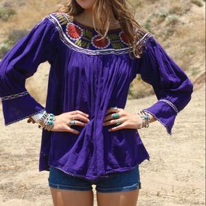 Blouse d'été en jersey à motif floral brodé à la main, style princesse du Rajasthan, avec plis froncés et silhouette trapèze - Product Image 1