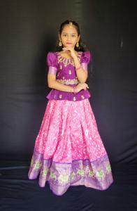 Niñas de alta calidad Lehenga Choli cosido completo seda pesada Multi-hilo y bordado para ocasiones de Fiesta infantil - Product Image 4