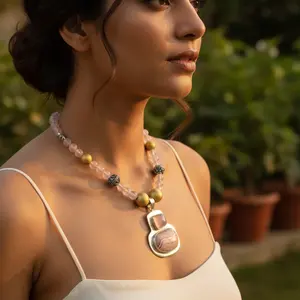 Collar de Cuarzo Rosa y Cristal Plateado para Mujer - Elegante y Delicado - Product Image 3