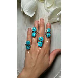 Anillo de Plata de Ley con Turquesa Navajo Kingman, Elegante Engaste de Bisel Chapado en Oro Rosa, Marca Privada Licenciada 'IS' - Product Image 1
