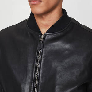 Chaqueta bomber clásica de piel sintética para hombre con cuello levantado y puños acanalados con forro suave - Product Image 4