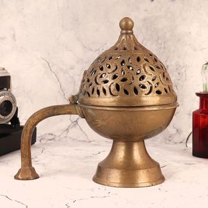 Brûleur d'encens traditionnel en laiton sculpté pour les cérémonies spirituelles, offrant un parfum intense et une belle finition artisanale - Product Image 2