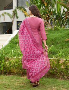 Kurta recto bordado de rayón para mujer con pantalón a juego y conjunto Dupatta Elegante ropa étnica para fiestas y ocasiones festivas - Product Image 2