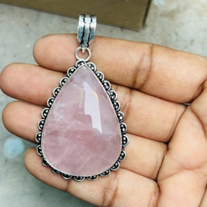 Collier avec pendentif en pierre de quartz rose bohème de haute qualité, tendance, cristal naturel, serti en argent plaqué laiton - Product Image 2