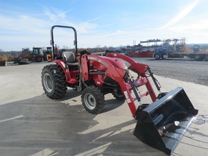 Tracteur Case IH FARMALL 40A, machine agricole haut de gamme, conçue pour l'agriculture intensive et un fonctionnement fiable. - Product Image 3