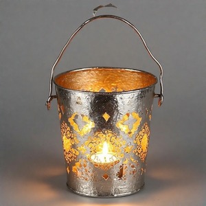 GoldBerry Holiday Charm Bougeoir en fonte d'aluminium Finition enneigée Accent pour tables et manteaux de fête - Product Image 1