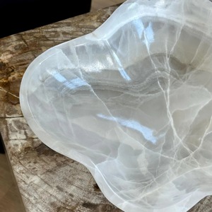 Cuenco decorativo de resina brillante blanco hecho a mano, bandeja central con acabado brillante, mesa elegante, acento para el hogar, cocina, sala de estar - Product Image 2