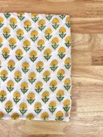 Tissu en coton pur blanc de qualité supérieure avec motifs floraux jaunes de fleurs de marguerite et feuilles vertes, imprimés à la main selon la technique traditionnelle de Jaipur.