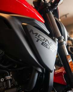 Moto de course V4 1100cc haut de gamme, design de cadre léger - Product Image 2