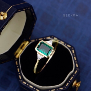 Anillo de tres piedras exclusivamente hecho a mano Forma de Esmeralda cultivada en laboratorio Anillo de oro sólido de 10K Anillo de ajuste de bisel en forma de Esmeralda - Product Image 4