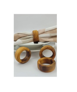 Ensemble de quatre ronds de serviette en bois pour réunions de famille cuisine table à manger fête de vacances design élégant - Product Image 4