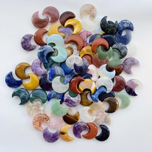 Pendentif en forme de croissant de lune en pierres précieuses de conception unique pour la méditation et la guérison émotionnelle disponible au prix de gros - Product Image 4