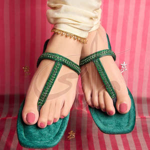 Calzado Ligero Personalizado para Mujer, Estilo Kolhapuri, Antideslizante, Suela de Cuero Natural de Alta Calidad, Parte Superior de Terciopelo - Product Image 3