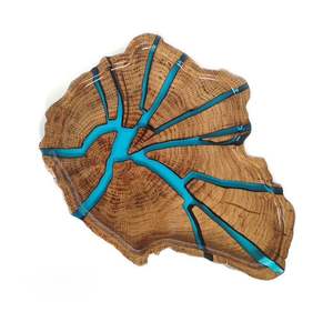 Plateau de service en bois rond fait à la main avec accessoire de cuisine unique et durable en résine époxy - Product Image 4