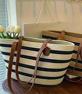 Sac fourre-tout en jute naturel avec un motif de mandala géométrique noir et blanc audacieux, disponible au prix de gros. - Product Image 3