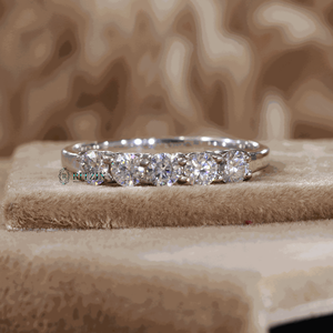 แหวนหมั้นทรงน่ารักประดับเพชรโมอิสซาไนต์ทรงกลมขนาด 4 มม. 5 เม็ด แบบฝังหนามเตย สำหรับผู้หญิง ทำจากทองคำขาว 10K สีโรสโกลด์ - Product Image 6