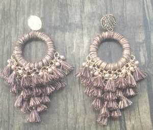 Fait à la main Design élégant raphia Rectangle forme perles glands boucles d'oreilles créoles couleur personnalisée femmes soirée en plein air vêtements de plage - Product Image 1