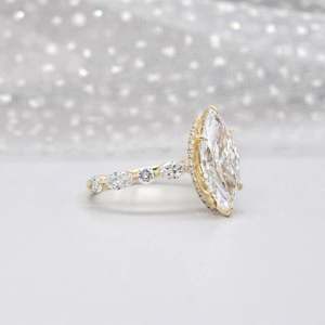 Anillo de Compromiso con Diamante Marquise Cultivado en Laboratorio y Halo Oculto con Piedras Laterales - Product Image 2