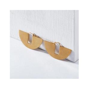 Pendientes de metal de latón de la mejor calidad, aro tribal elegante con chapado en oro, forma de flor de medio corte para regalo - Product Image 1