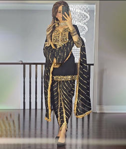 Nouvelle robe salwar kameez ethnique indienne au design élégant et à l'aspect punjabi, avec de riches broderies, provenant de la meilleure manufacture d'Inde - Product Image 1