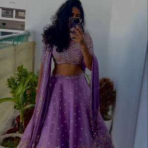 ชุดเลเฮนกาโชลีผ้าชีนอนปักลายดอกลาเวนเดอร์สวยงาม พร้อมผ้าคลุมไหล่ สำหรับงานปาร์ตี้สไตล์ผู้หญิง - Product Image 1