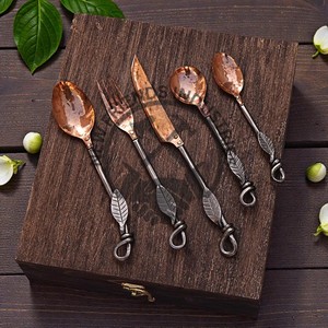 Nouvelle édition Ensemble de couverts en cuivre de style antique Ensemble de couverts en cuivre médiéval 20 pièces Ensemble de couverts avec boîte en bois Ensemble de repas de camping - Product Image 6