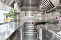 Camion de cuisine mobile avec cuisine complète pour pâtisserie, gaufres, crêpes, et vente de nourriture de rue en extérieur