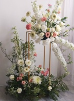 Pièce maîtresse de mariage charmante et élégante avec un design artistique moderne pour des arrangements de table de mariage inspirés de luxe