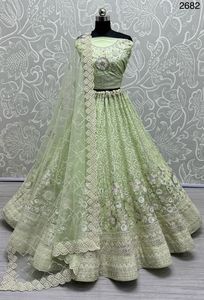 Elegante y sofisticado diseñador bordado Party-Wear Lehenga Choli combina bellamente lentejuelas y trabajo de Doris - Product Image 6