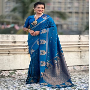 Sari de Seda Suave VASTRA COTTAGE con Diseño Floral Tejido con Zari, Pallu Rico con Borde de Elefante, Traje de Boda Indio con Blusa Combinada - Product Image 4