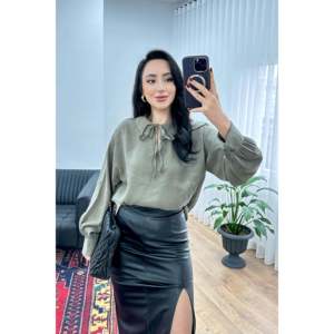 Blusa Elegante con Cuello de Lazo para Mujer LUSTRIN, Tela de Mezcla de Viscosa y Nailon Color Caqui para Uso Casual y de Oficina - Product Image 1