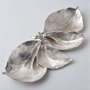 Serveur de fruits secs décoratif en aluminium avec trois bols connectés en forme de feuille en finition or antique conçu pour l'élégance - Product Image 4