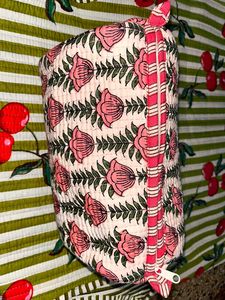 Bolsas con estampado de algodón acolchado hechas a medida Almacenamiento suave y elegante. Ideal para cosméticos de gira, artículos de tocador, accesorios - Product Image 4