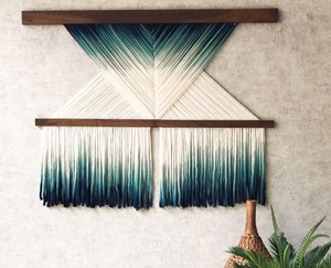 Art mural en macramé boho noué à la main au design symétrique adapté aux maisons décontractées détendues qui valorisent un décor artisanal lent - Product Image 5