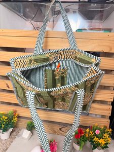 กระเป๋าโท้ทลายเสือคันธา สีเขียว ผ้าฝ้ายลายเสือแบบควิลท์ กระเป๋าโท้ทลายเสือสีเขียว กระเป๋าโท้ทสะพายไหล่ลายเสือ - Product Image 6