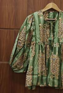 เดรสมินิเดรสสั้นพิมพ์ลายเสือเสื้อทูนิคคอลึกมีเชือกปิด - Product Image 3