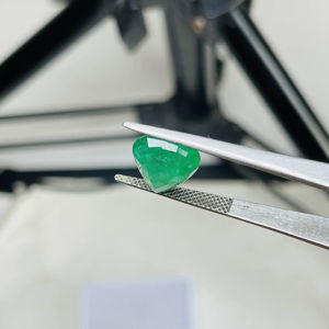 พลอยมรกตแซมเบียธรรมชาติ ทรงลูกแพร์ 4.58 กะรัต คุณภาพดี ประกายสวยงาม สีเขียวสวยงาม ขัดเงาอย่างสมบูรณ์แบบ เหมาะสำหรับทำเครื่องประดับทุกประเภท - Product Image 5