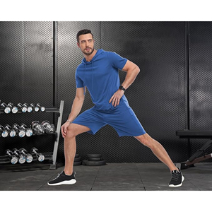 Conjunto de ropa deportiva para hombre con camiseta con capucha y pantalones cortos transpirables y cómodos para clima cálido Fitness y viajes - Product Image 4