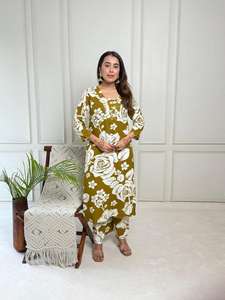 Costume ethnique en soie romaine de designer avec travail intérieur et touche artisanale, vêtements traditionnels pour réception de mariage et soirée - Product Image 6