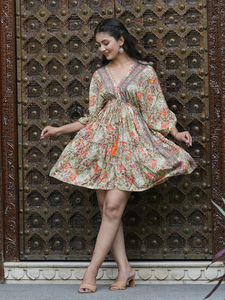 Robe décontractée en polyester à imprimé floral vert pour femmes avec col en V et manches chauve-souris, style doux et confortable à porter en plusieurs couches - Product Image 3