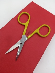 Tijeras de Cejas de Acero Inoxidable con Punta Plateada, Hoja Recta Pequeña, Recubrimiento en Polvo Amarillo de Alta Calidad, Logotipo Personalizado, Instrumento de Belleza - Product Image 2
