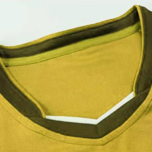 Uniforme de football par sublimation pour hommes, ensemble complet jaune personnalisé de nouveau style avec combinaison de football contrastante à col en V de conception libre - Product Image 5