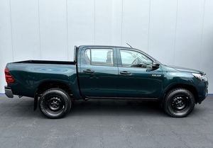 2022 pour Toyota HiLux Boîte de vitesses manuelle d'occasion Camion FWD avec intérieur en tissu foncé - Product Image 3